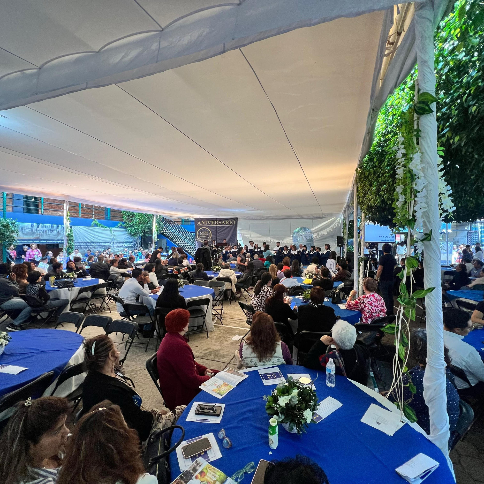 Celebración del 62 aniversario de Bethel con el coro y la comunidad