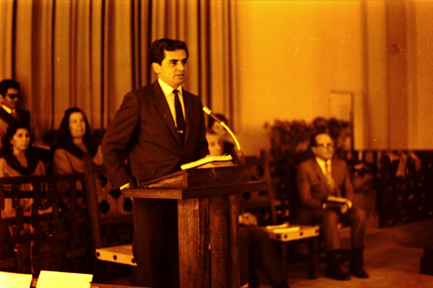 El joven pastor Manuel Martínez
